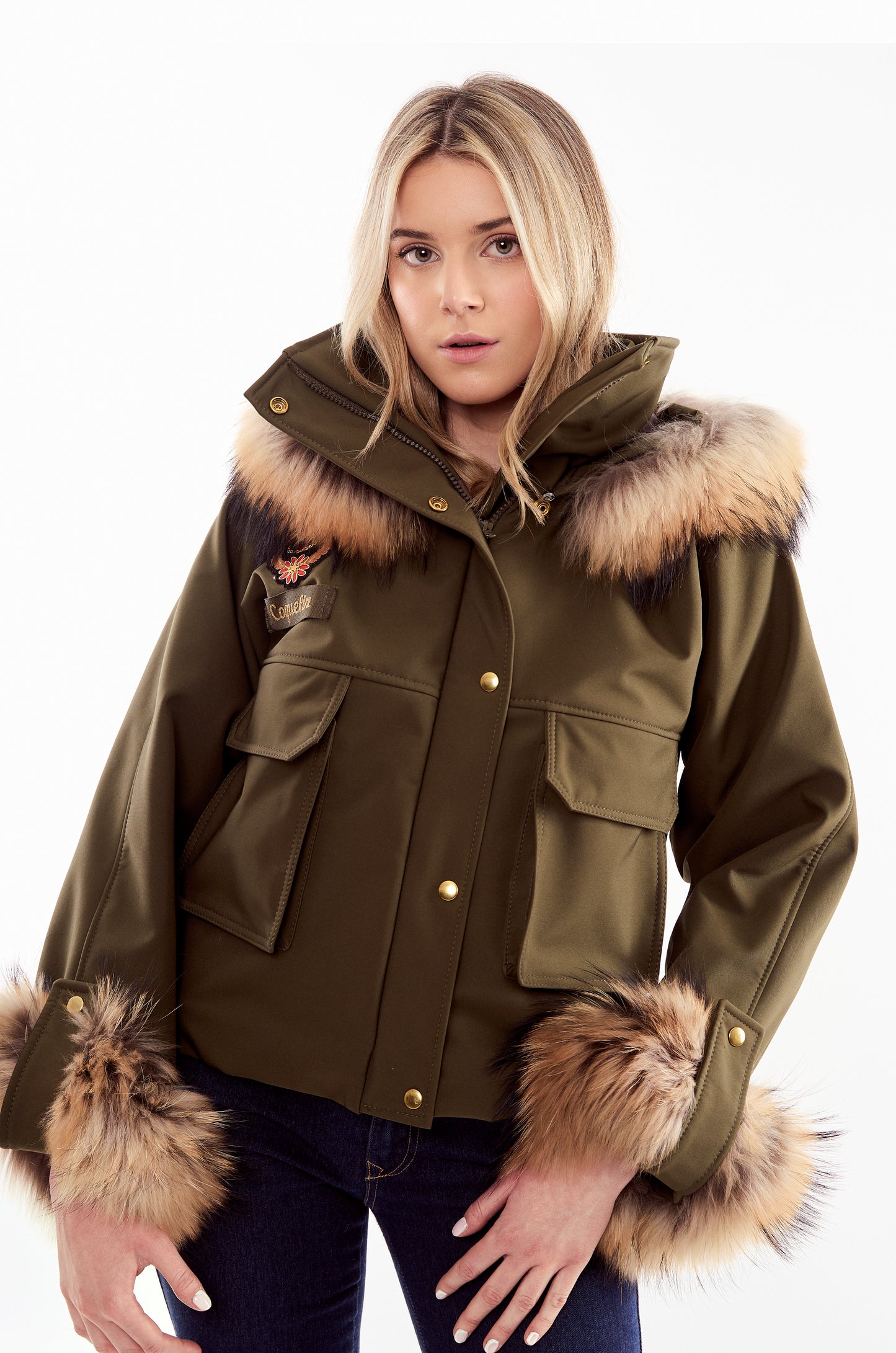 Mujer abrigo verde pelo marmota