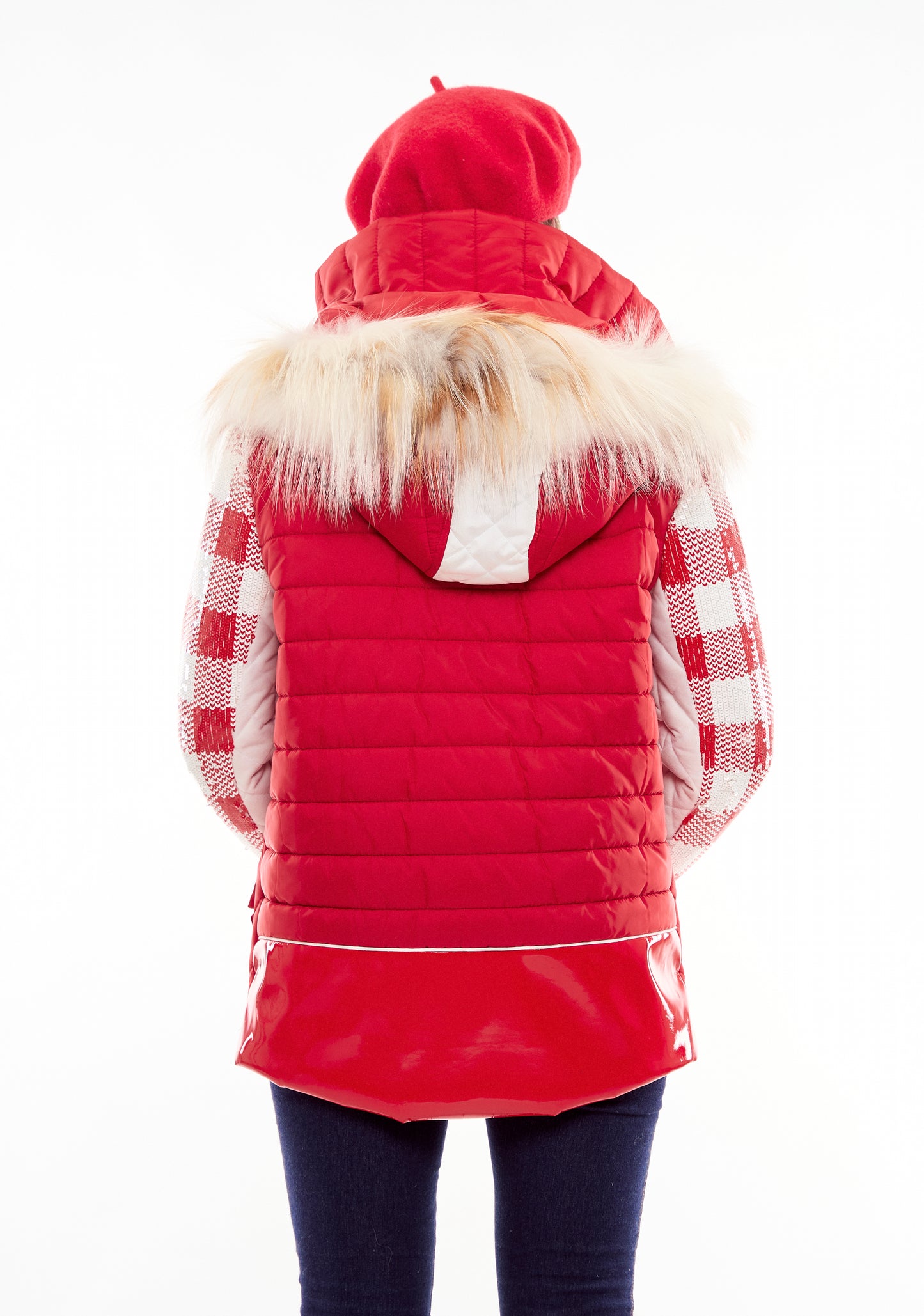 Espalda abrigo rojo y blanco con pelo