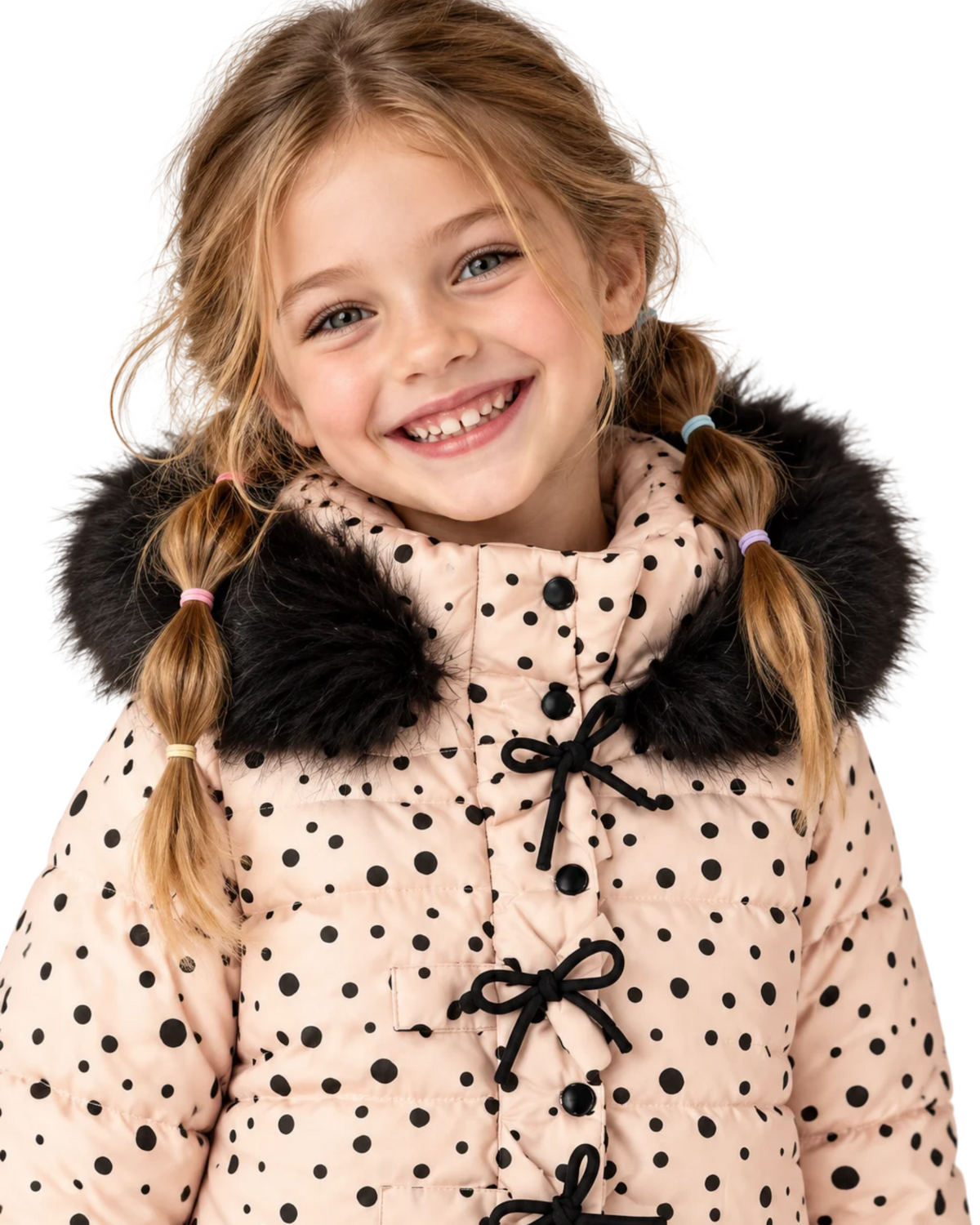 Detalle del cuello alto, lazos negros y capucha con pelo sintético del abrigo Polka