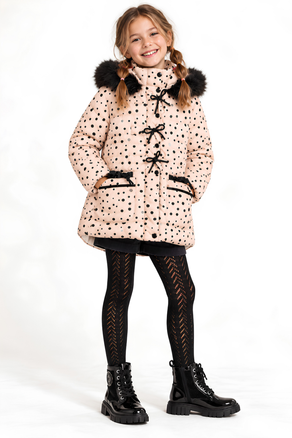 Look de niña con abrigo Polka de topitos negros, medias oscuras y botas negras
