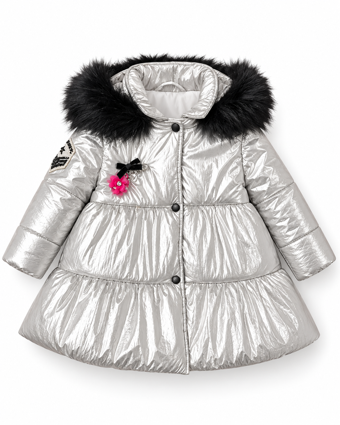 Abrigo Stardust plateado metalizado de niña con volantes, capucha de pelo sintético negro y broche floral rosa, vista frontal