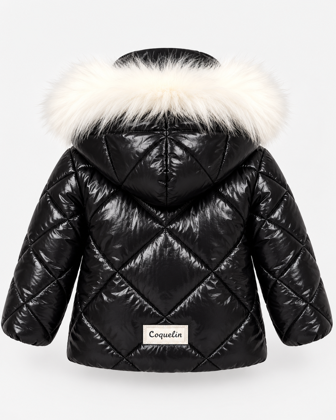 Espalda del abrigo Blackout negro glossy acolchado en rombos grandes con etiqueta Coquelin y pelo blanco en la capucha