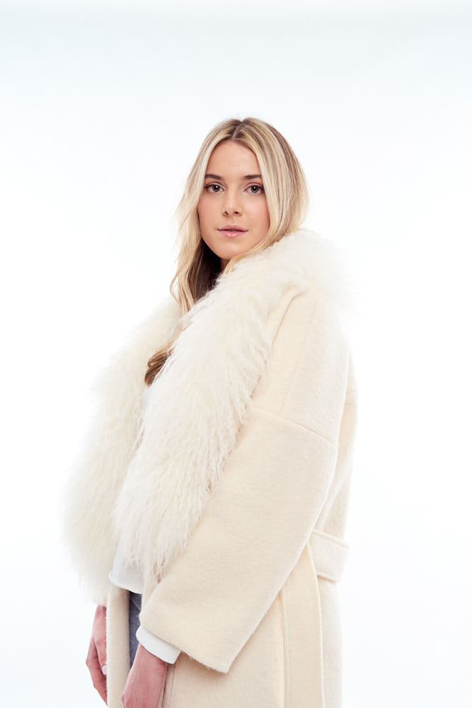 Abrigo de lana blanco con pelo