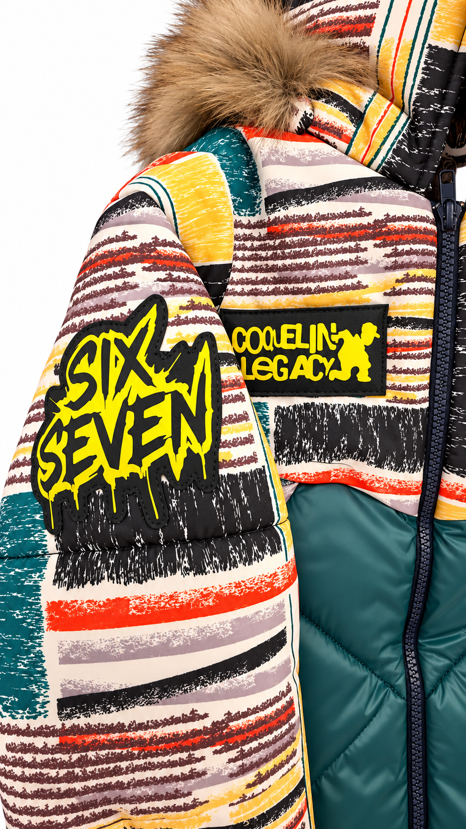Detalle del abrigo Six Seven con estampado multicolor, parche Six Seven amarillo y aplicaciones Coquelin Legacy