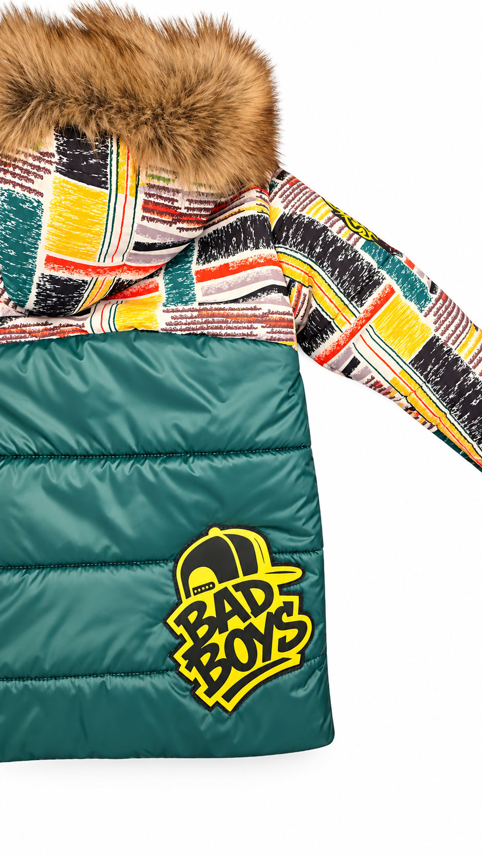 Detalle trasero del abrigo Six Seven con acolchado verde petróleo, capucha de pelo natural y parche amarillo Bad Boys