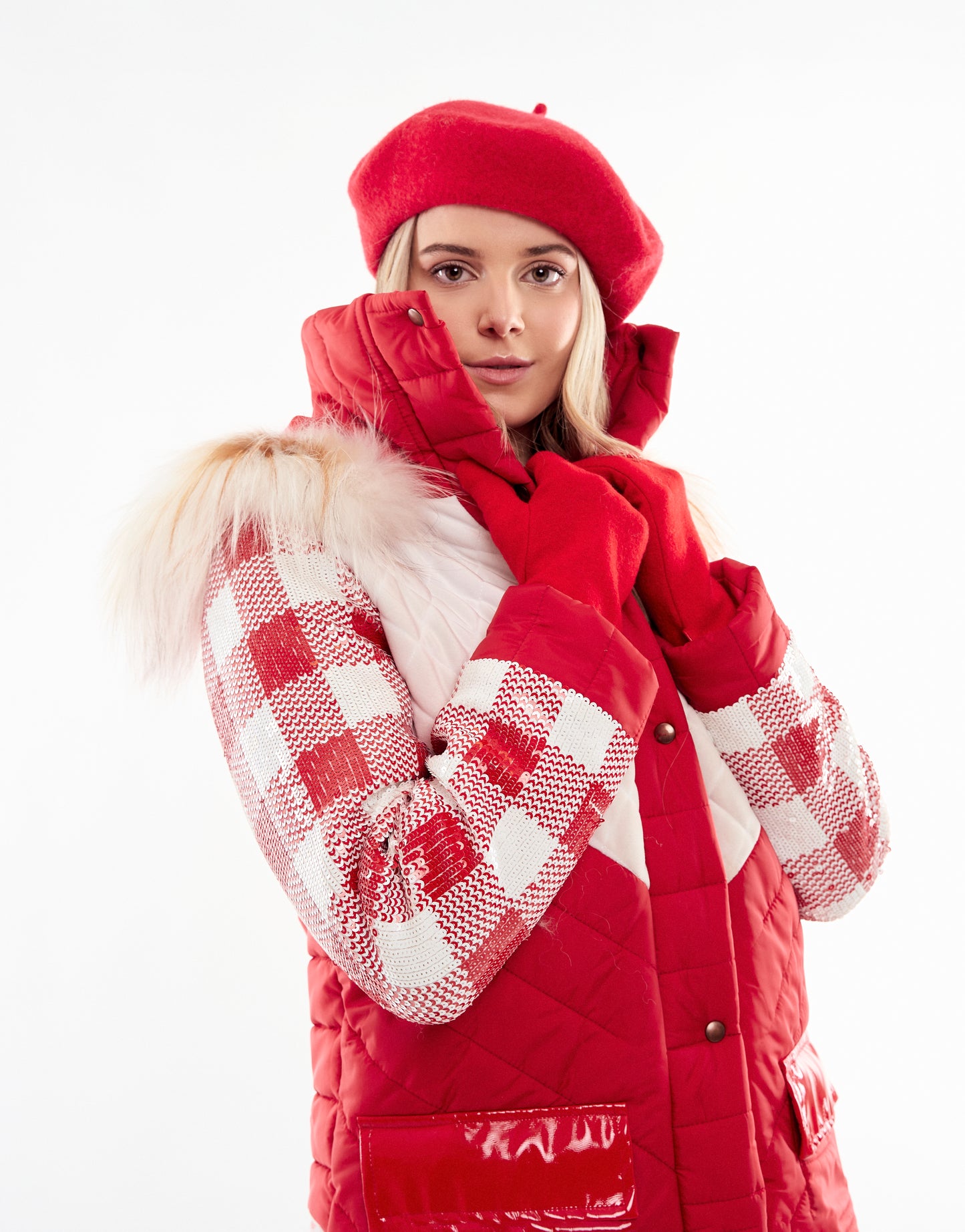 Mujer rubia boina roja abrigo cuadros